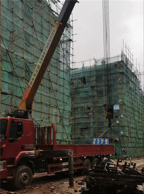 泽库县“慢工细活”—— 吊车的 “微动控制” 技术